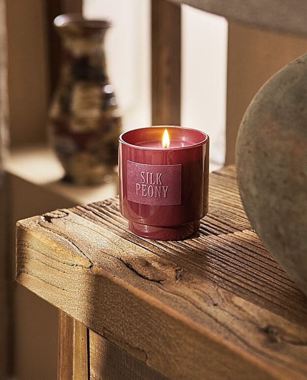 Vela con aroma a peonías de Zara Home.