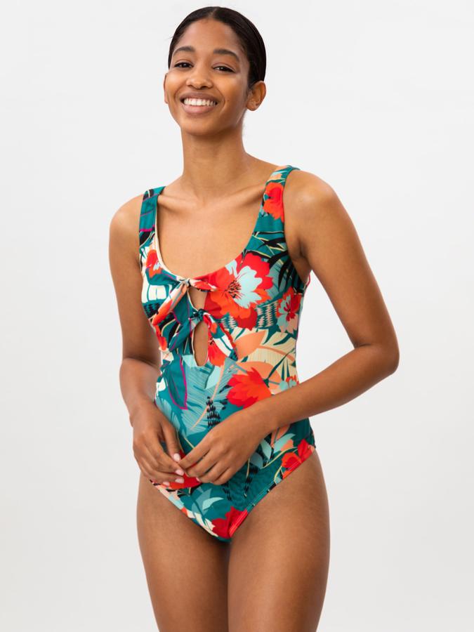 Con un colorido estampado floral, este bañador con tejido de secado rápido cuenta con detalle de nudos en la parte delantera y escote en la trasera. Tiene un precio de 15,99 euros.