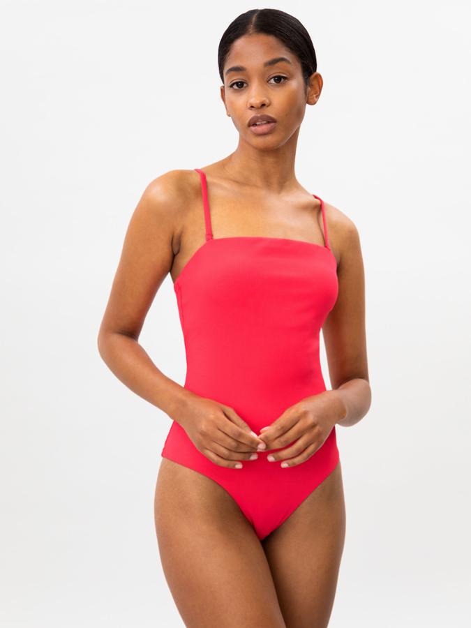 En color fucsia, este bañador de punto de canalé con escote recto y tirantes extraíbles y ajustables tiene un precio de 15,99 euros.