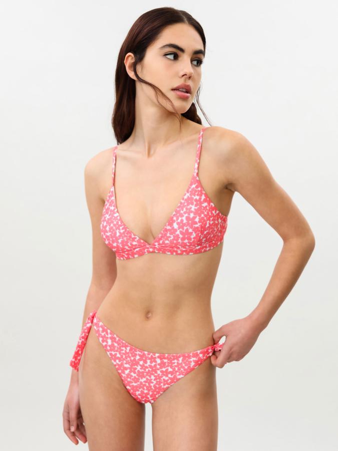 Disponible en varios colores, este bikini está formado por una braguita (5,99 euros) brasileña con lazada lateral y un sujetador (5,99 euros) triangular con relleno extraíble.