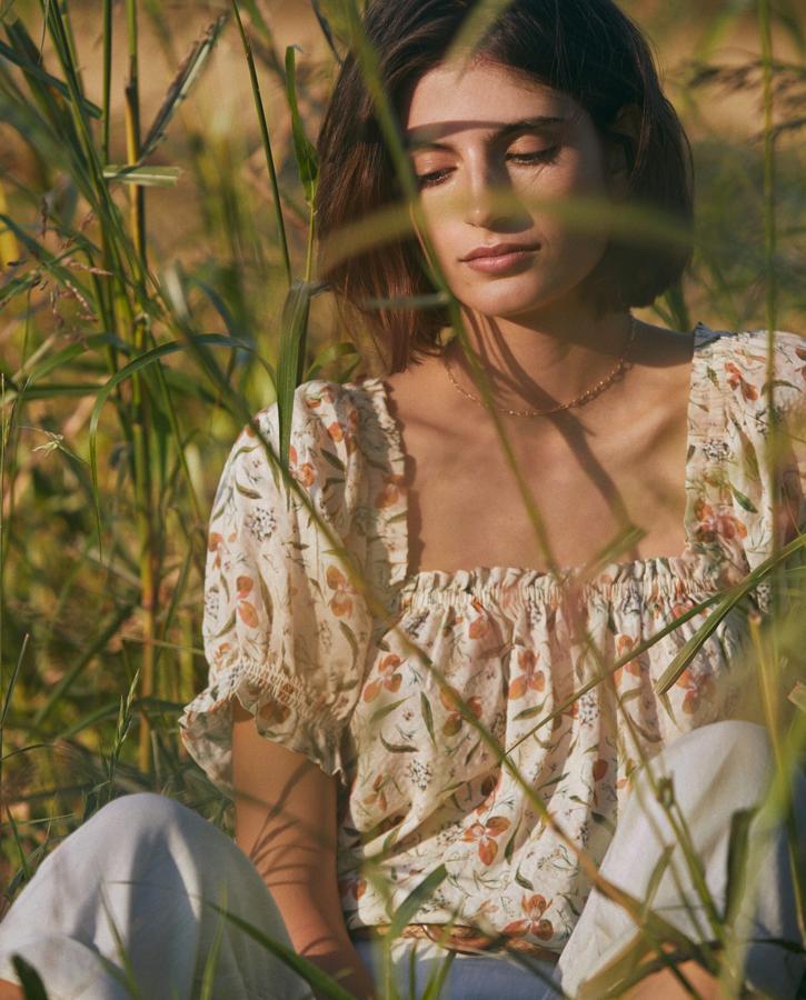 Yerse es una marca española que asegura trabajar con materias nobles, duraderos y altamente sostenibles que les permiten crear colecciones responsables. "Más del 90% de nuestras colecciones están fabricadas con fibras de origen natural y un 28% con materias orgánicas", afirman. Recurren al estampado digital que consume un 80% menos de agua y usan un packaging con materiales reciclados, entre otras cosas, para dar lugar a prendas como esta preciosa blusa de flores (59,95 euros).