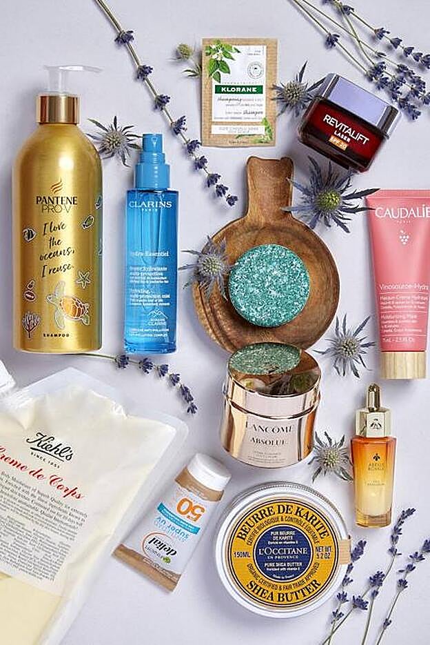 KLORANE. Champú-mascarilla 2 en 1 fórmula en polvos (19,65€/ 8 sobres). LORÉAL PARIS. Revitalift Laser SPF20 (19,90€). PANTENE. Botella recargable de aluminio con el champú Repara&Protege (9,99€). CLARINS. Hydra-Essentiel bruma hidratante multiprotección (29€). LUSH. Champú sólido Flyway de Lush (9,95€). CAUDALIE. Mascarilla hidratante Vinosource-Hydra con agua de uva (22,90€). LANCÔME. Crema regeneradora recargable Absolue (283€). KIEHLS. Refillable bag de Creme de Corps, formato de 1L (65€). GARNIER. Protección solar Delial Super UV Antiedad con tubo de cartón (13€). LOCCITANE. Crema de cuerpo con manteca de karité 100% (35€). GUERLAIN. Abeille Royale Eye R Repair Serum (108,60€).