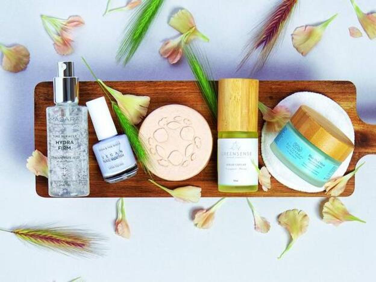 MÁDARA. Gelatina hidratante Hydra Firm Hyaluronic Jelly (37,70 €). VERA & THE BIRDS. Esmalte vegano Vegan Nail Polish Vera Squad (4 €). LAMAZUNA. Champú sólido cruelty free (9,90 €). GREENSENSE. Sérum capilar para cabellos secos (22,90 €). BOÍ THERMAL. Mascarilla hidratante Blue Mud Mask (23,10 €).