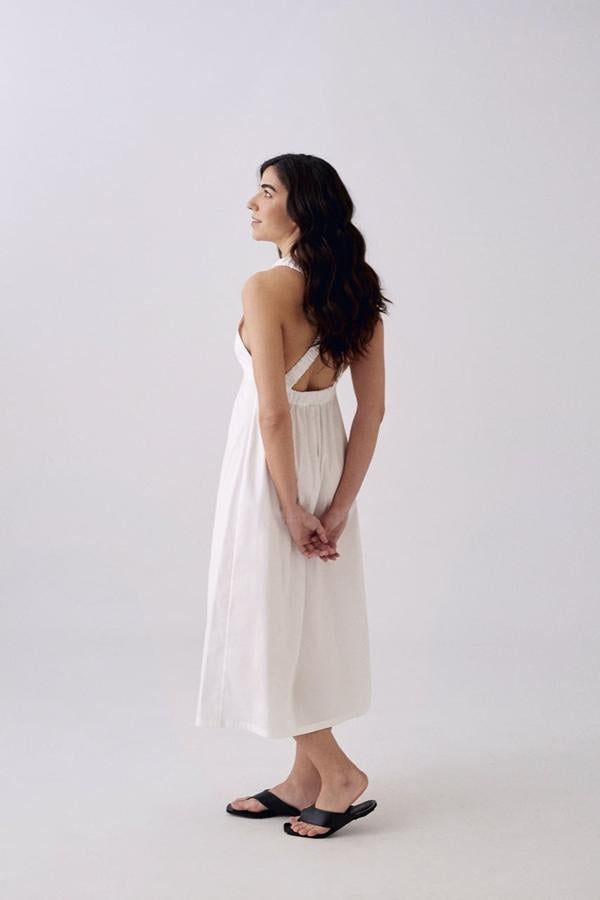 La firma By Niuma, creada por las jóvenes emprendedoras Andrea Castillo y Laura Sueiro, se ha estrenado con una colección minimalista y diseñada para mujeres conscientes con el medio ambiente y amantes de la moda con prendas como este vestido de tejido de algodón natural (69 euros).