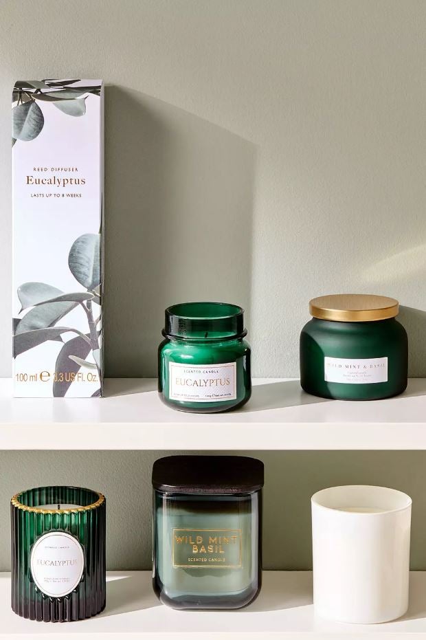 El verano no solo huele a mar y a sal, también tiene aromas frescos de eucalipto y otras plantas verdes que crearán un ambiente muy fresco. En Primark Home podemos encontrar el difusor con varillas Eucalyptus de 100 ml por 3,50 euros; la vela perfumada Eucalyptus, en verde y dorado por 3 euros; y la vela cuadrada Wild Ming & Basil por 5 euros.D