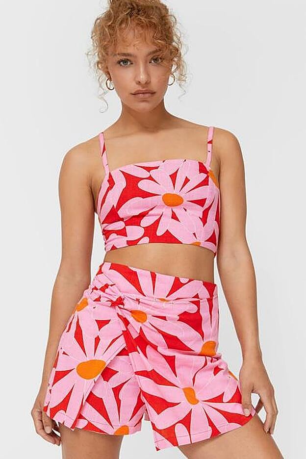 Su llamativo estampado ya hace de este conjunto un estilismo estrella, pero es que además, sienta de maravilla.