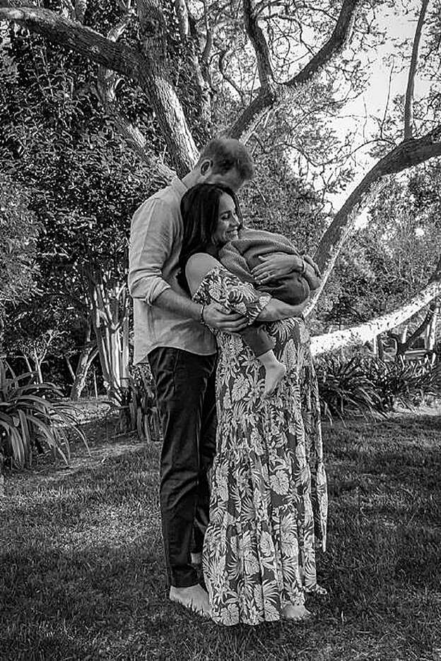 Los duques de Sussex con su hijo, archie.