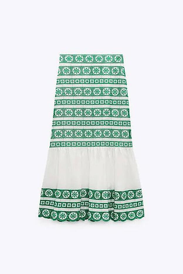La falda de corte midi con bordados verdes está casi agotada