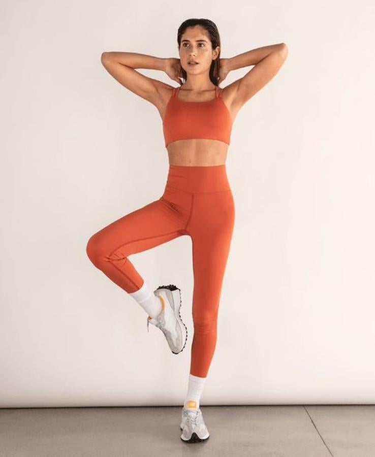 Manola es una firma española de lujo fundada por la influencer Belén Hostalet que apuesta por diseños elegantes y respetuosos con el medio ambiente pensados para llevar más allá del ámbito deportivo. La marca, de estética minimalista y sofisticada, elige conscientemente materiales y fibras naturales para elaborar todas sus piezas, como el nylon regenerado de Econyl. Además, con el sistema de ventas pre-order, el cual informa sobre los niveles de demanda antes de fabricar, se contribuye a una producción más responsable evitando el exceso de stock (Legging: 65 euros. Top: 54 euros)..