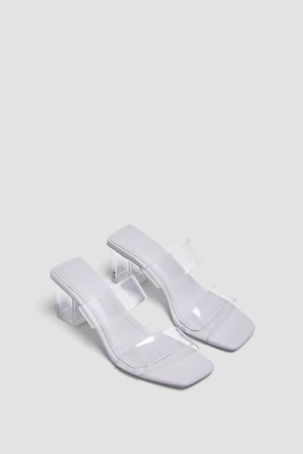 Con un tacón de metacrilato de 7,5 centímetros, esta sandalia cuenta con tiras de vinilo en la parte delantera y tienen un precio de 25,99 euros.