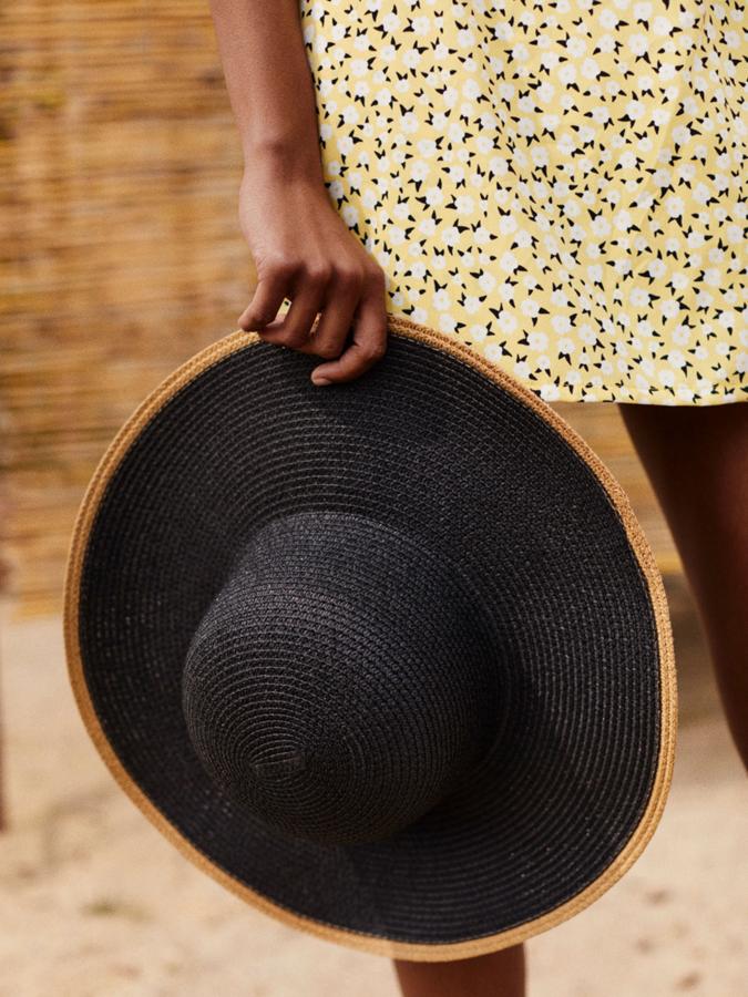 De color negro, este sombrero de rafia con acabados a contraste tiene un precio de 9,99 euros.