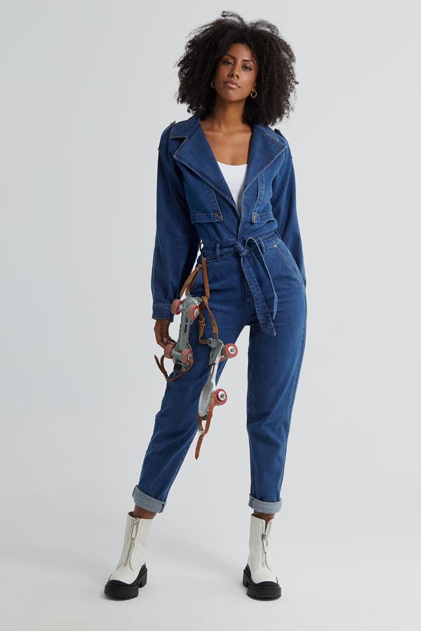 Bluyins concibe que lo sostenible no tiene por qué ser inaccesible, confían en que tenemos derecho a consumir productos de alta calidad que contribuyan a cuidar nuestro planeta y que duren en el tiempo. Por ello, utilizan láser, ozono y tecnología e-Flow para producir, reducen un 80% los litros de agua empleados y usan un 50% menos de energía. Además, diseñan y confeccionan en Madrid prendas como este mono vaquero (79,95 euros) utilizando algodón orgánico recolectado a mano y libre de fertilizantes y pesticidas.