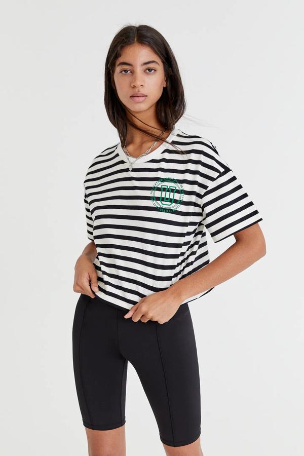 Con estampado de rayas en blanco y negro, esta camiseta de manga corta con cuello redondo tiene un precio de 12,99 euros.