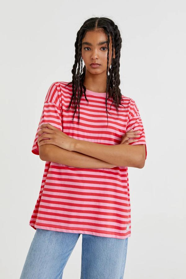 Disponible en rosa o naranja, esta camiseta de manga corta con estampado de rayas tiene un precio de 12,99 euros.