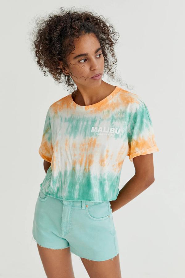 Disponible en dos colores, esta camiseta cropped tie dye con cuello redondo y manga corta tiene un precio de 7,99 euros.