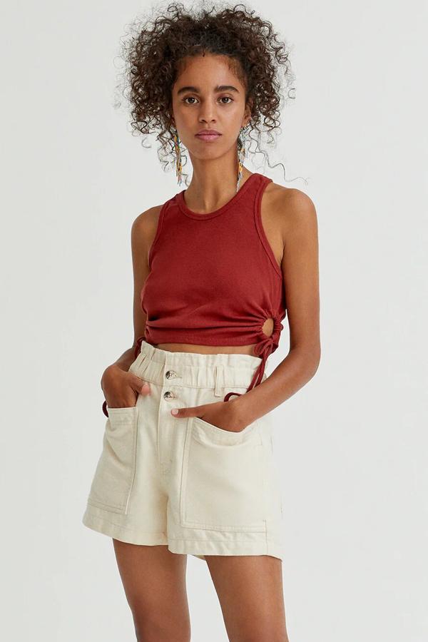 En color rojizo o hielo, este top cuto ut con detalle de tiras en el lateral y cuello redondo tiene un precio de 9,99 euros.