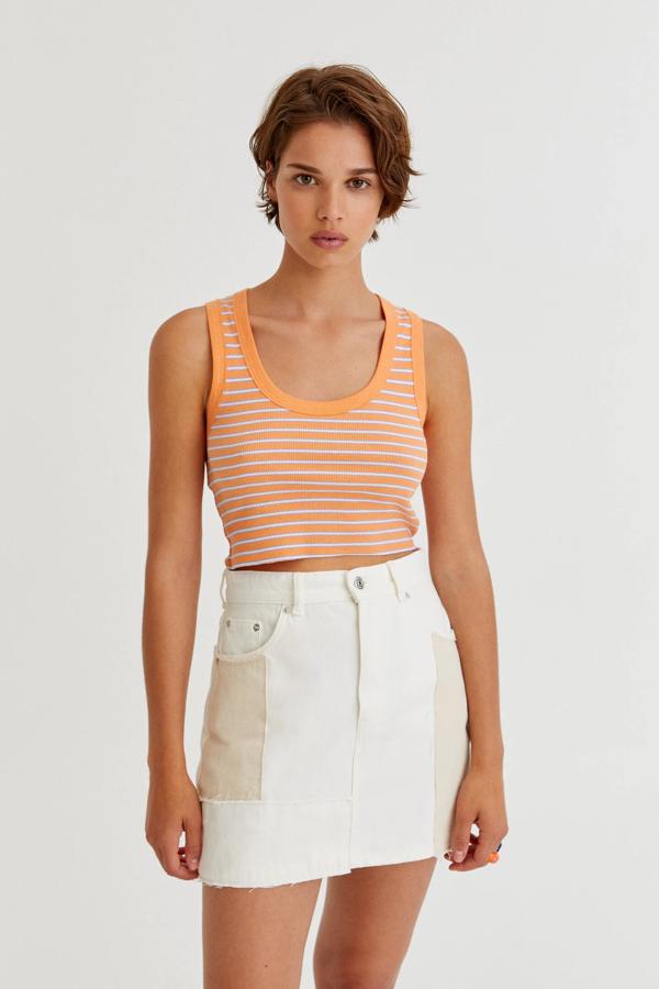 Este top cropped de canalé con rayas de color naranja cuenta con cuello redondo y tirante y tiene un precio de 5,99 euros.