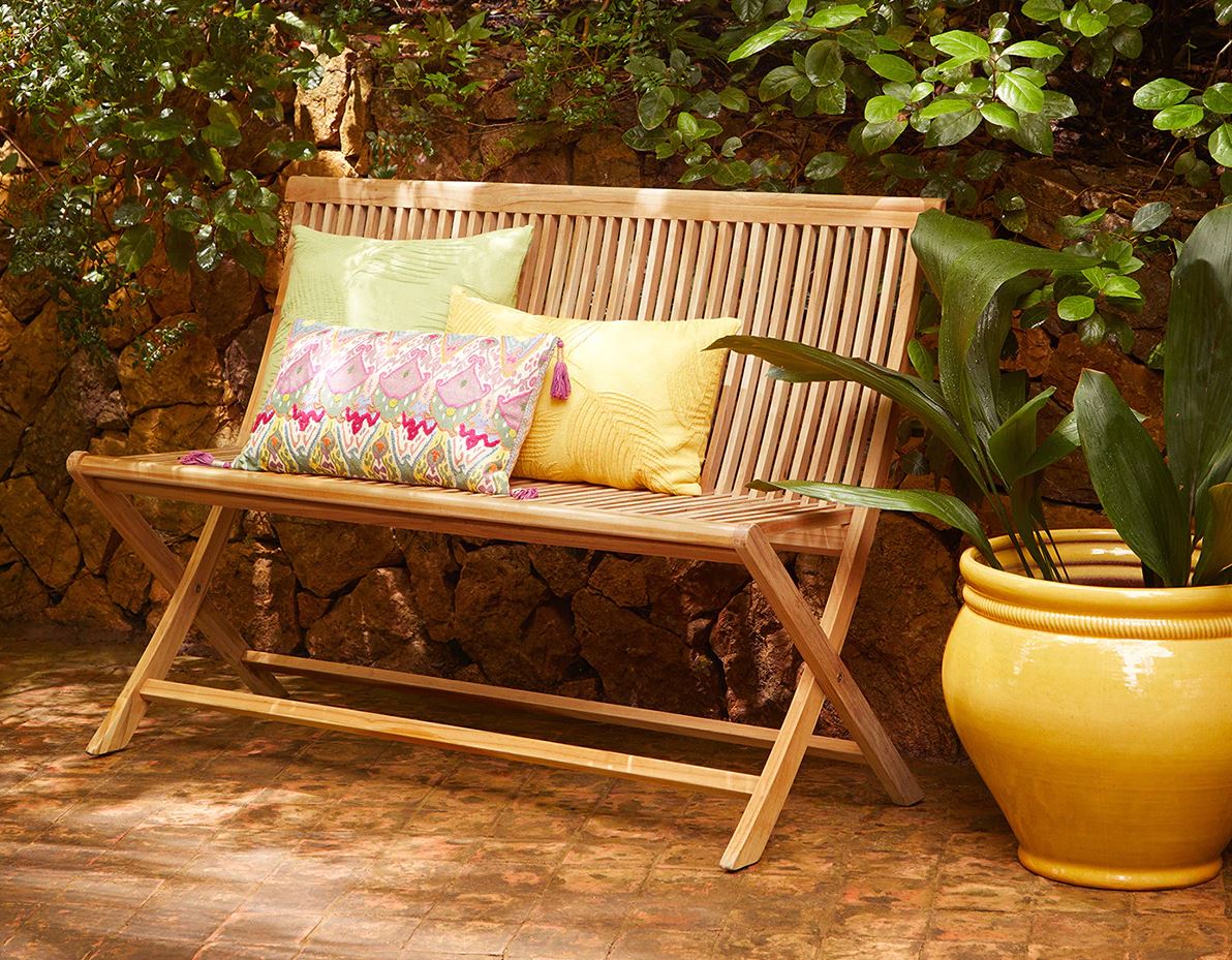 Los textiles también juegan un papel fundamental e nla decoración exterior. Estos cojines amarillos con flores en relieve están rebajados a 13.95 euros en El Corte Inglés.