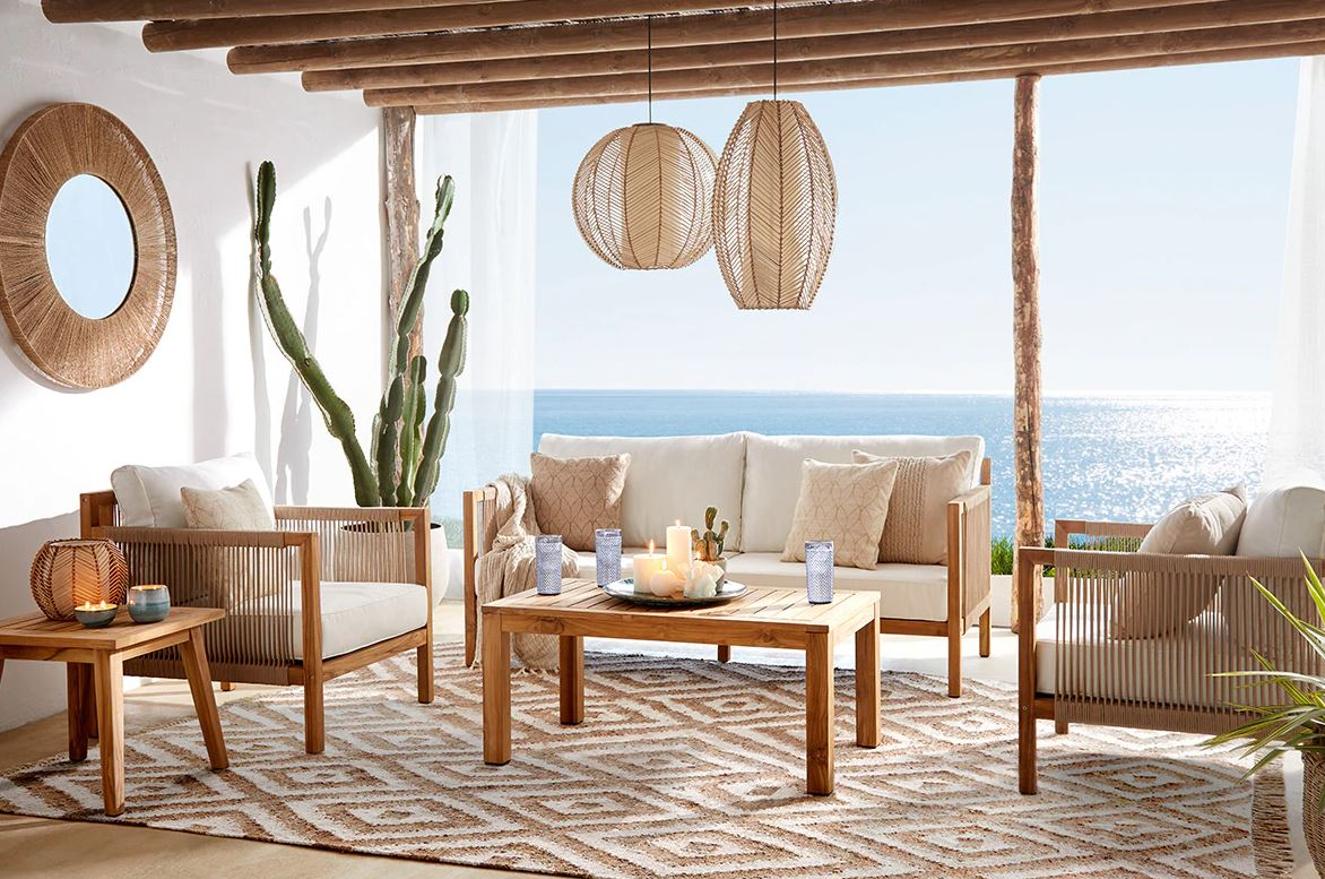 Elegante, versátil, atemporal y muy práctico, el conjunto Cala, en teka natural y textiles en color beige, está disponible en El Corte Inglés desde 295 euros.