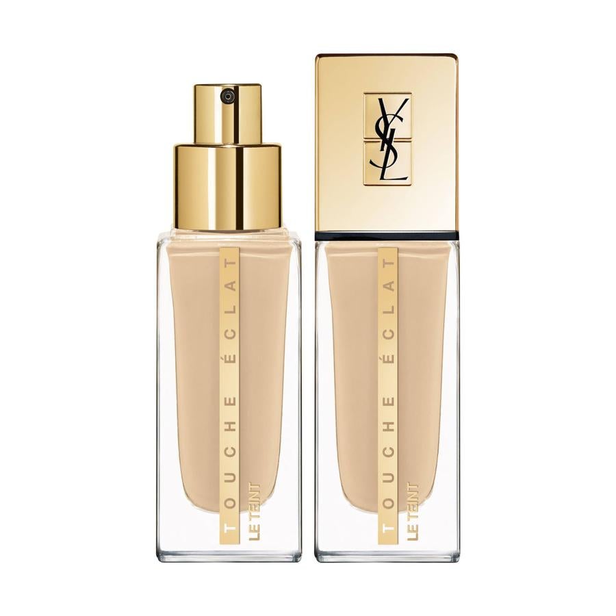 De la línea Touché Eclat de Yves Saint Laurent su producto más conocido es su corrector iluminador pero su base Le Teint es perfecta para conseguir una piel iluminada al instante. Conseguirás una cobertura perfecta fluida con un efecto natural que, además, cubre las imperfecciones. (52,50 euros)