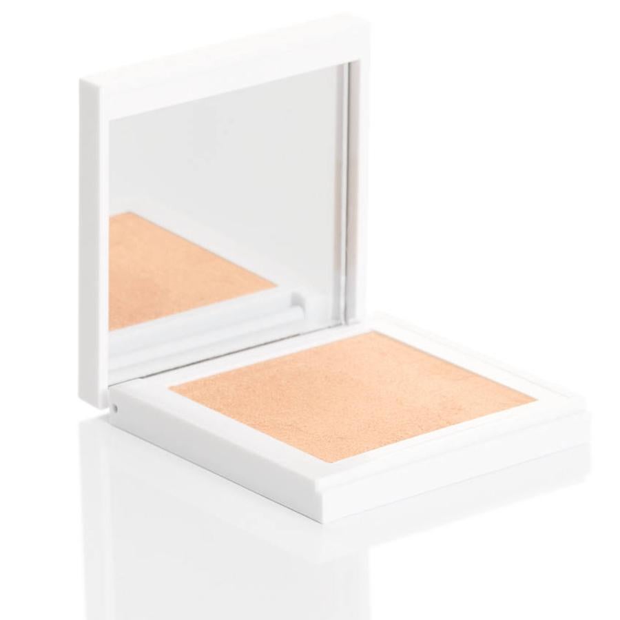 El iluminador Dazzling Lights de Dapop consigue un acabado sedoso y suave que da brillo a tu piel con un toque satinado. Disponible en cuatro colores, conseguirás un color intenso. Además, es un producto cruelty free. (10,99 euros)
