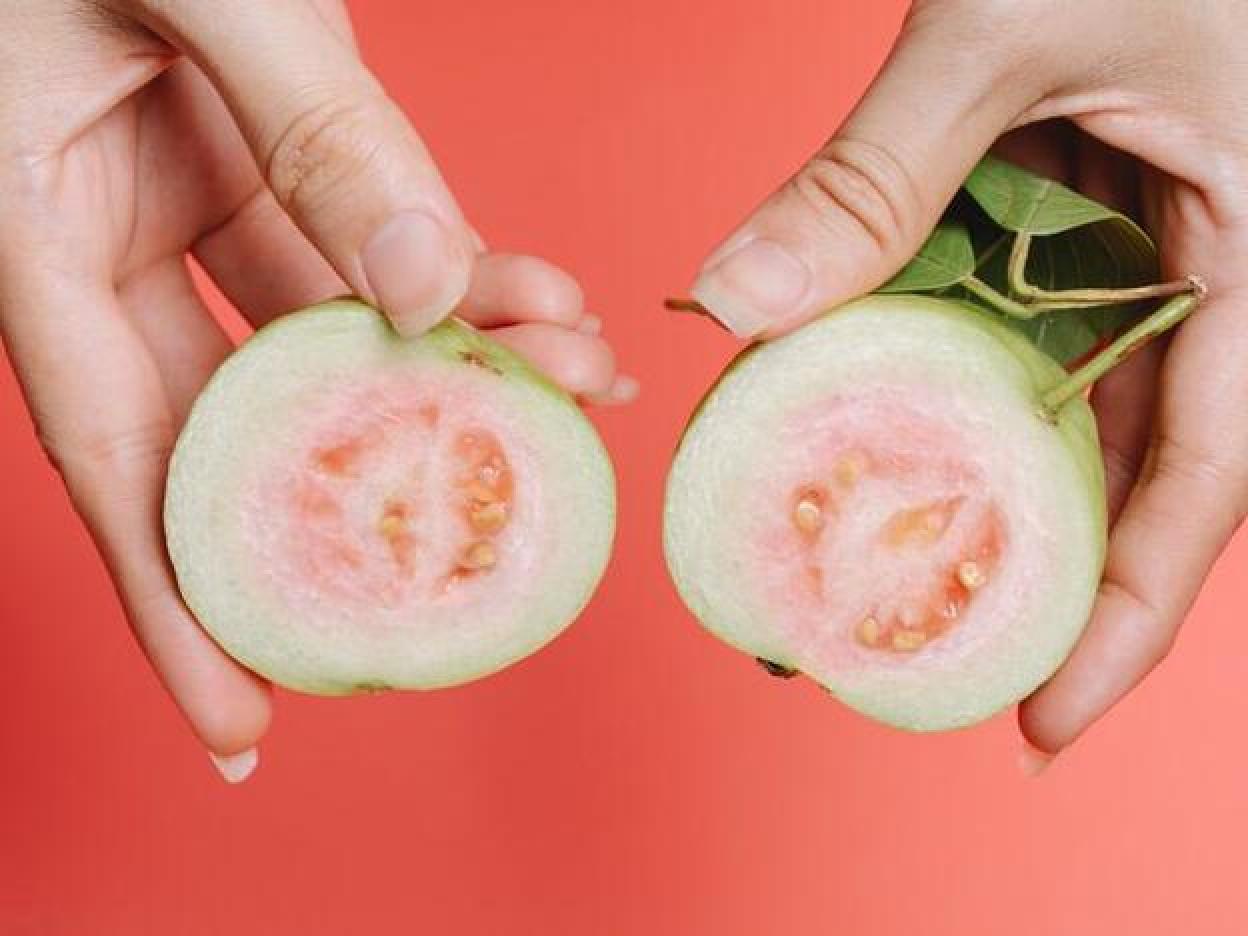 Las guayabas son increíblemente ricas en antioxidantes, potasio, fibra y varias vitaminas. Pincha para ver las 8 frutas friendly para la diabetes.