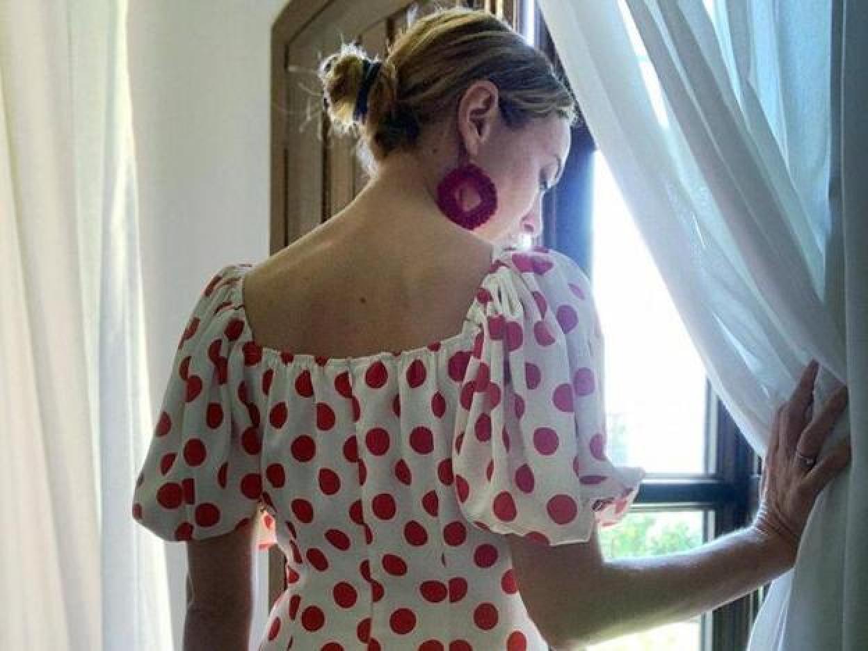 Pincha en la foto para ver los vestidos blancos más bonitos de la primavera que sientan fenomenal hasta con sandalias planas