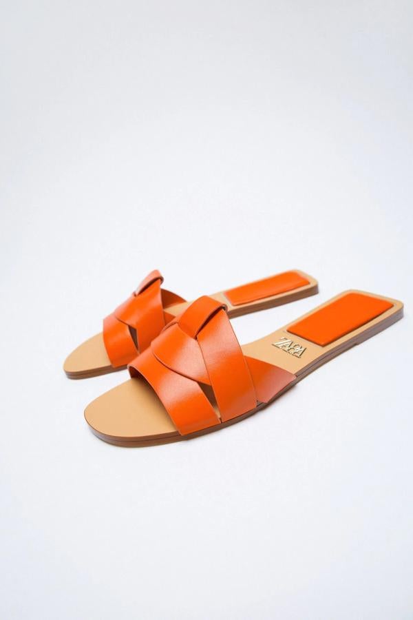 Disponible en naranja, blanco o marrón, esta sandalia de piel con detalle de tiras trenzadas tiene un precio de 25,95 euros.