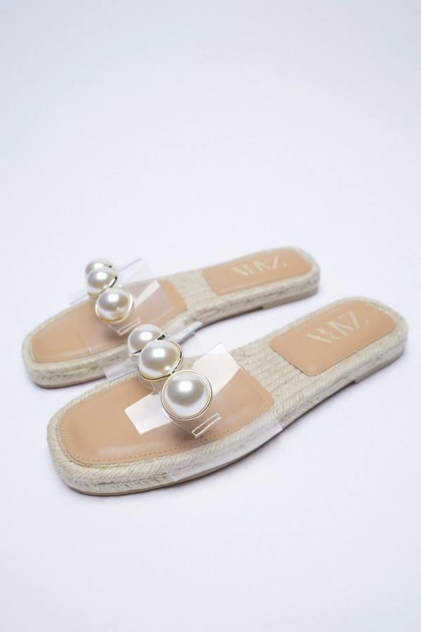 Con suela forrada de yute y corte de vinilo transparente con detalle de perlas, esta sandalia plana tiene un precio de 29,95 euros.
