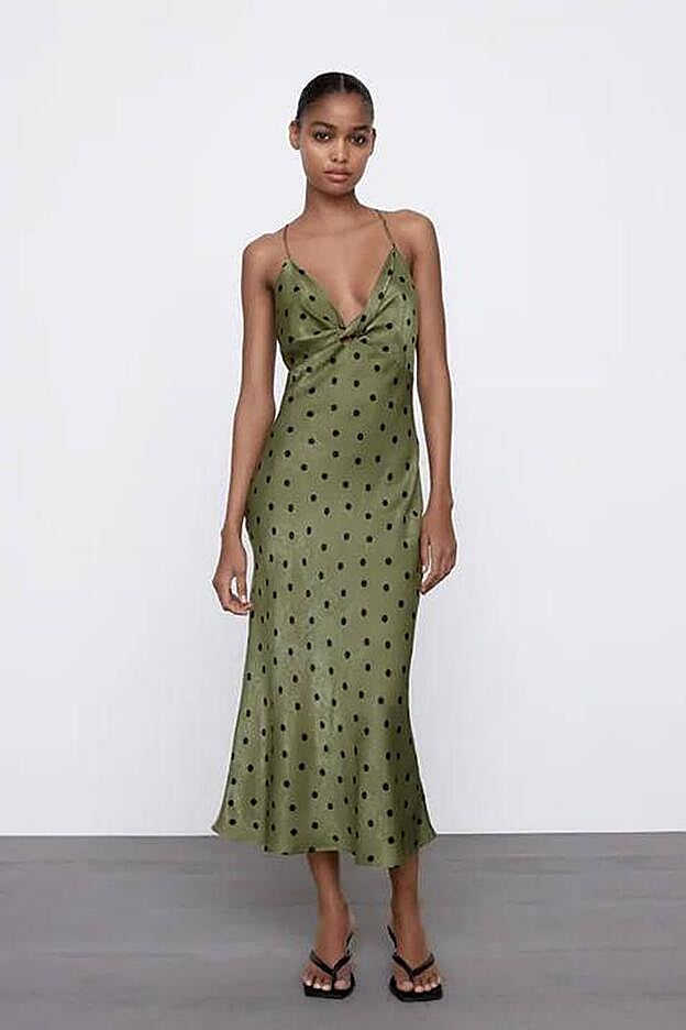El vestido caqui con lunares negros cuessta 29,95 €
