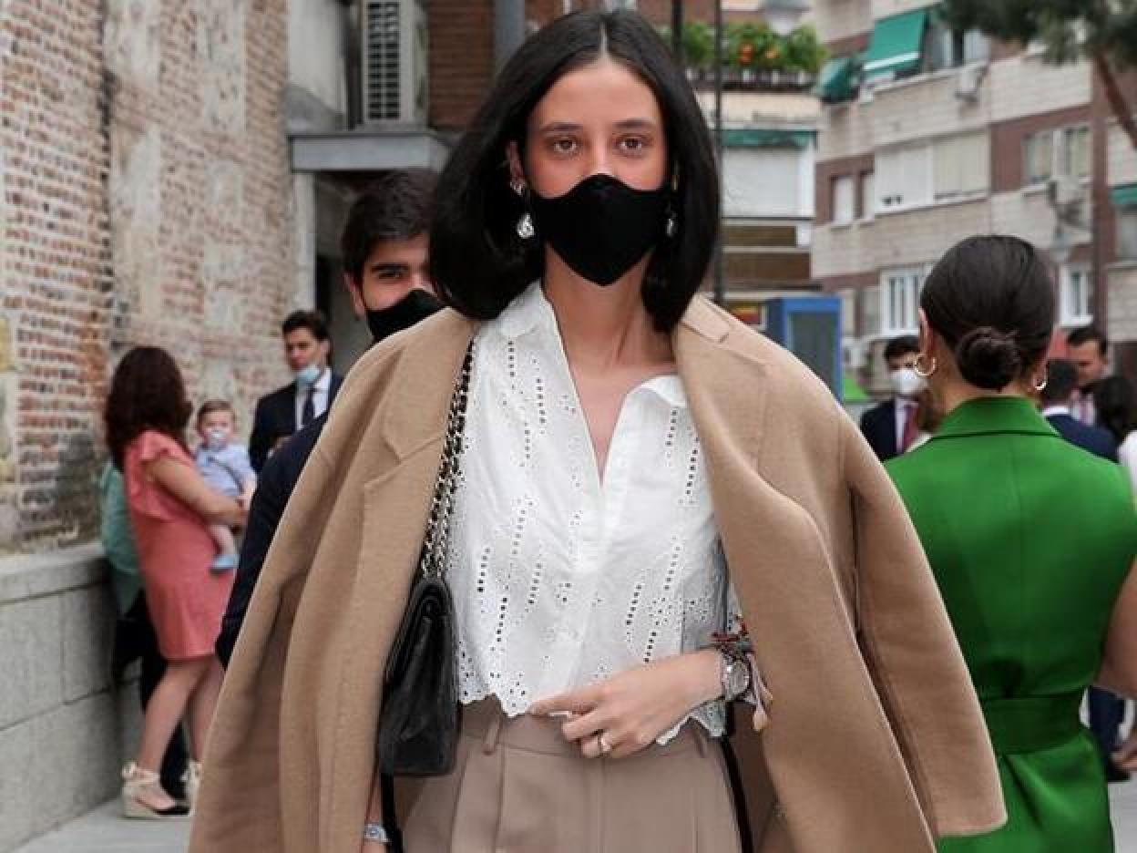 Haz click en la imagen para descubrir las camisas blancas definitivas para la primavera 2021: las más bonitas y ponibles de H&M, Zara y Mango que ya nos hacen soñar con el buen tiempo.