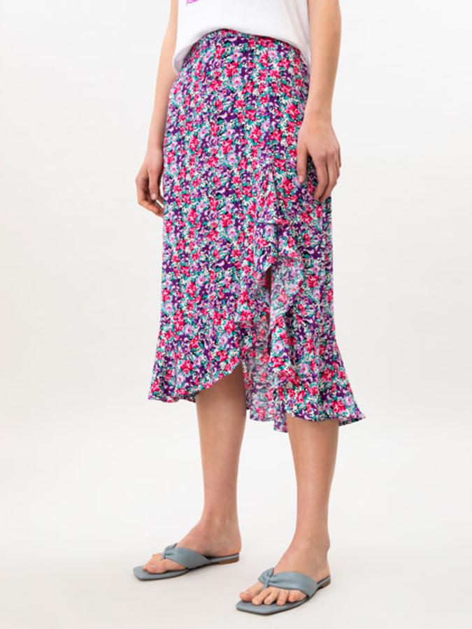Con estampado de flores moradas, lilas y rosas, esta falda midi de Lefties con abertura delantera y volante bajo tiene un precio de 12,99 euros y solo queda en la talla S.