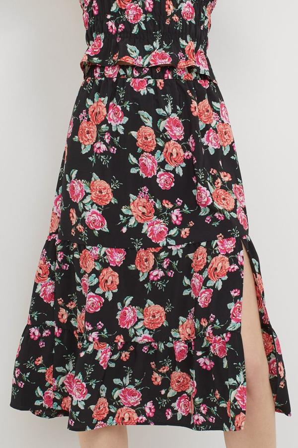 De venta exclusiva en la web de H&M, esta falda negra con estampado de flores rosas y rojas viene con elástico revestido en la cintura, volantes y abertura pronunciada en el frontal. Disponible entre las tallas 32 y 42 y en la 48 y 50, cuesta 19,99 euros.