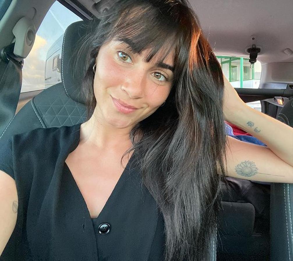 Aitana Ocaña tiene varios tatuajes pequeños por su cuerpo, algunos iguales que alguna prima o amiga. En la imagen muestra el brazo izquierdo donde tiene la B y la C de Belén y Cosme (sus padres) y un girasol que una amiga tiene en el costado.