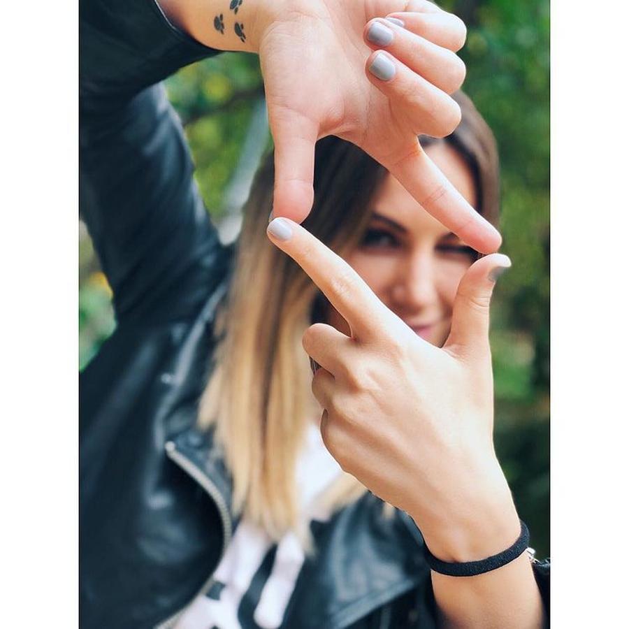 La cantante Edurne siempre se ha declarado amante de los animales. De hecho, más de una vez ha reconocido que le habría gustado ser veterinaria si no se hubiera dedicado a la música y seguro que por eso tiene un tatuaje de 3 huellas pequeñas en su muñeca derecha.