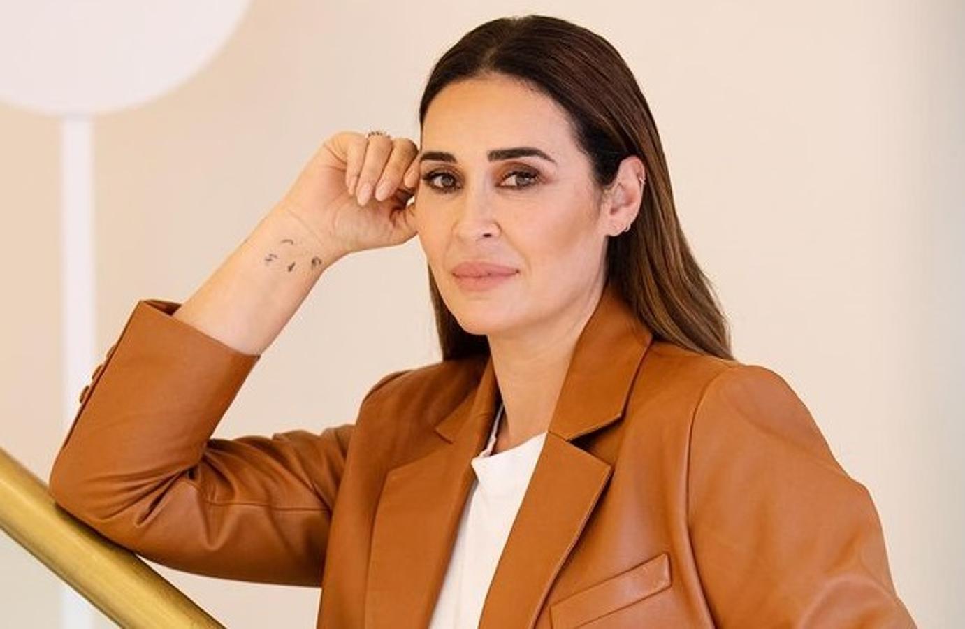 Alba Díaz y su madre Vicky Martín Berrocal son bastante aficionadas a los tatuajes minimalistas. A principios de año, Alba enseñó  dos que se acababa de hacer , pero elegimos este de Vicky en su muñeca derecha, con 4 iniciales de las 4 mujeres de su vida: su abuela, su madre, su hermana y su hija