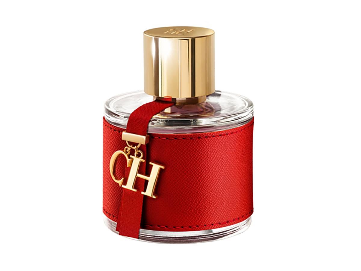 El nuevo perfume de Carolina Herrera es floral, con un comienzo fresco. Las notas de salida de la composición son bergamota, naranja, pomelo y jugoso melón. En el dulce corazón hay rosa búlgara, jazmín y praliné. Canela, notas de madera y cuero forman el fondo de la fragancia. En su creación trabajó todo un equipo, formado por Oliver Cresp, de la casa perfumera Firmenich, Rosendo Mateu (de Puig) y Carolina Adriana Herrera, hija de la fundadora. Fue lanzado en 2007.  El envase de 50 ml está disponible en Douglas por 44,99 euros .