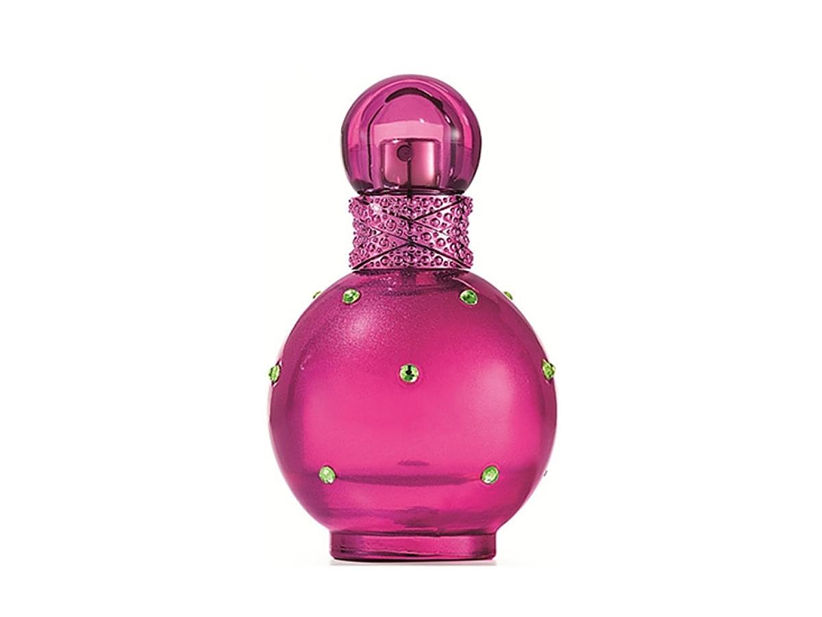 Fantasy es la segunda fragancia de Britney Spears, lanzada en 2005. Se trata de una poción de amor contenida en un bello frasco adornado con cristales de Swarovski. La fragancia es sensual y golosa. La salida tiene una mezcla de frutas: lichi, membrillo y kiwi. El provocativo corazón se compone de jazmín y chocolate blanco. El fondo combina raíz de orris, almizcle y madera.  Encuentra en Douglas el envase de 100 ml. por 18,95 euros .