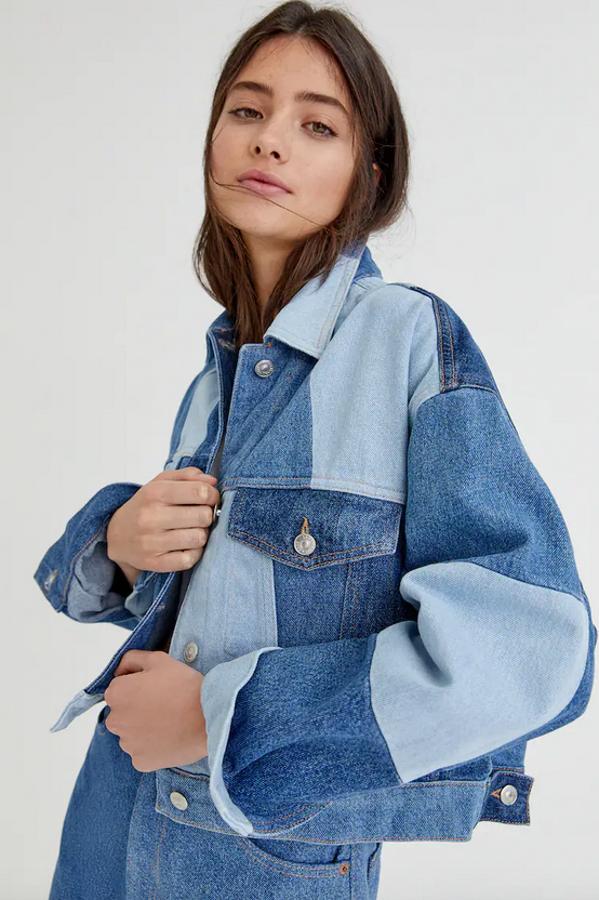 Una de las propuestas más originales es esta cazadora vaquera de diseño patchwork con cierre de botones metálicos en el frontal, mangas largas y bolsillos de plastrón con solapa en la pechera. Cuesta 39,99 euros y si a ti también te ha conquistado vas a tener que buscarla en tiendas fIsicas de Pull&Bear porque en la web de la firma se ha agotado en todas las tallas.