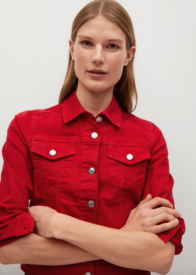 En un precioso color rojo, esta cazadora vaquera de Mango con cuello clásico y diseño cropped viene con mangas largas con puños abotonados, dos bolsillos de solapa con botón en la pechera y dos bolsillos laterales. Con cierre de botones metálicos, cuesta 29,99 euros y podemos encontrarla entre las tallas XS y L.