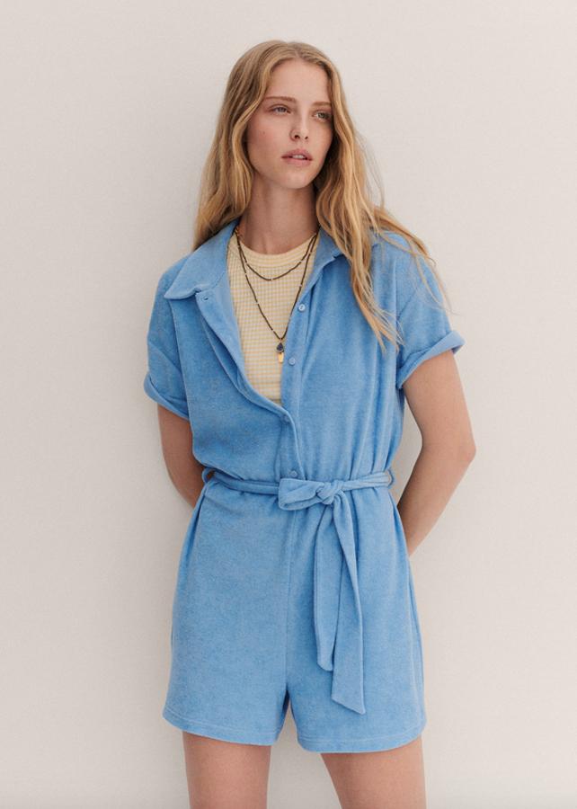 No es un conjunto pero no podíamos dejarlo fuera de esta galería. Porque este bonito mono corto en tejido toalla y azul celeste también es ideal para disfrutar de nuestro tiempo libre. Con cuello camisero, cierre de botones frontal y cinturón a tono, es de diseño recto y tiene un precio de 25,99 euros. Podemos encontrarlo entre las tallas XS y XL.