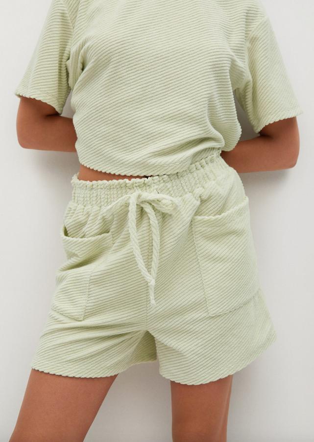 Con bolsillos de plastrón laterales, este short a juego con la camiseta en verde pastel es de diseño recto corto y viene con cintura elástica con cordón ajustable a tono. Cuesta 19,99 euros y está disponible entre las tallas XS y XL.