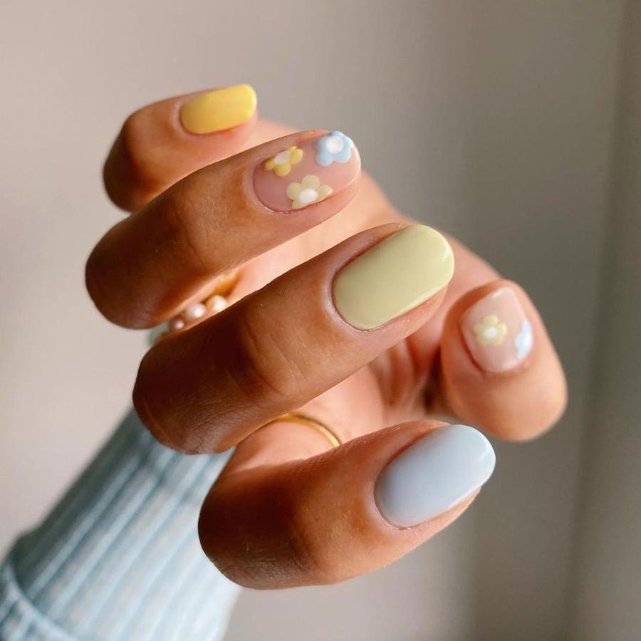 La versión mejorada de cada uña de un color. Déjate una para añadir un dibujo sencillo de flores que tú misma puedes hacer con algún truquito como el uso de un palillo. Perfectas para celebrar la llegada del buen tiempo.