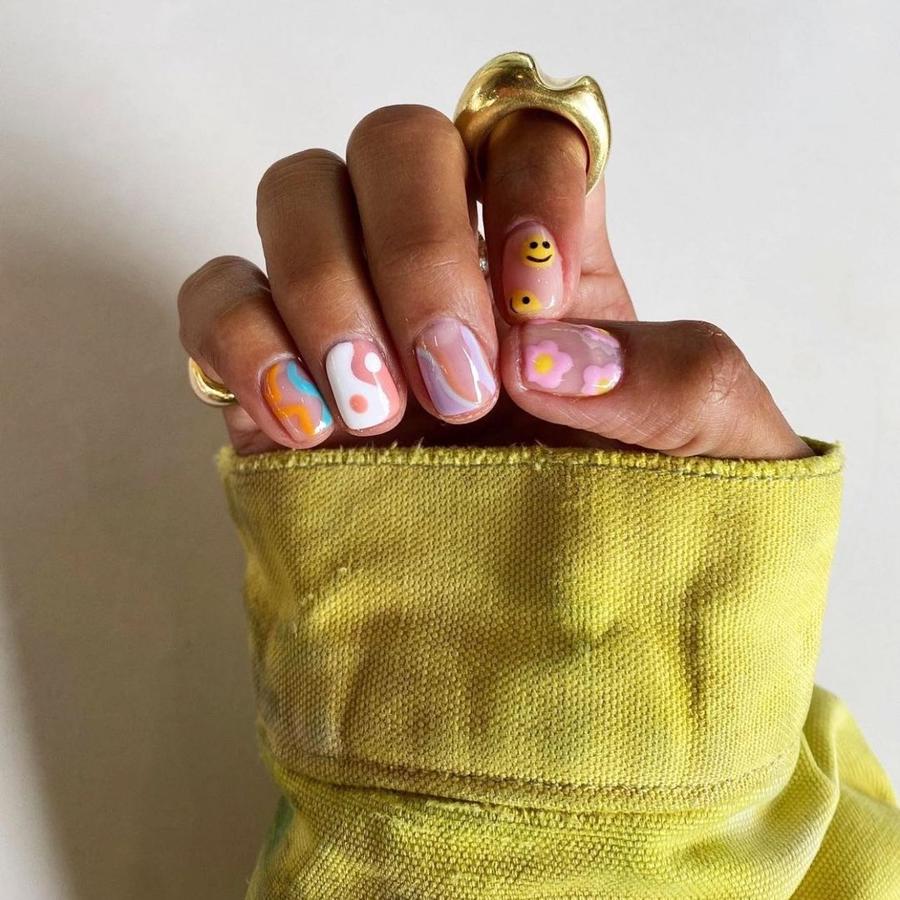 Si lo tuyo son los dibujos y el 'nail art' en su máximo esplendor, ficha esta manicura con una base nude y diferentes diseños en cada uña. ¡Lo más!