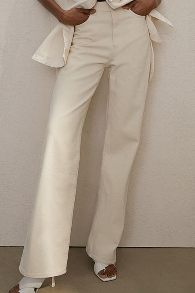 El pantalón vaqueroa blanco crema de la nueva colección de H&M.