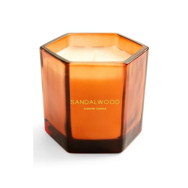 Si te apetece probar otros aromas, y en otros formatos, te proponemos esta vela de Primark Home. Cuesta 2,50 euros.