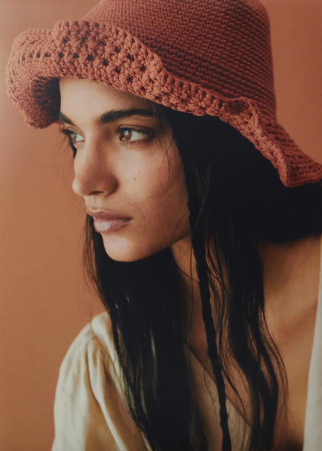 Sombrero calado en color naranja tostado de Mango (25,99 euros)