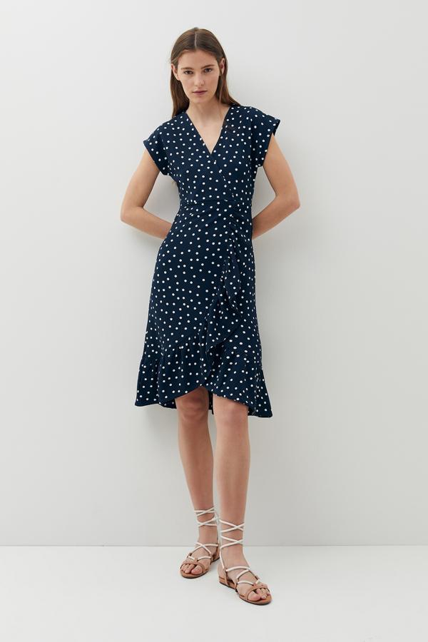 Con escote cruzado y volante en el bajo, este vestido azul marino con estampado en color blanco es de manga corta y tiene un precio de 15,99 euros. En la web se ha agotado en todas las tallas.