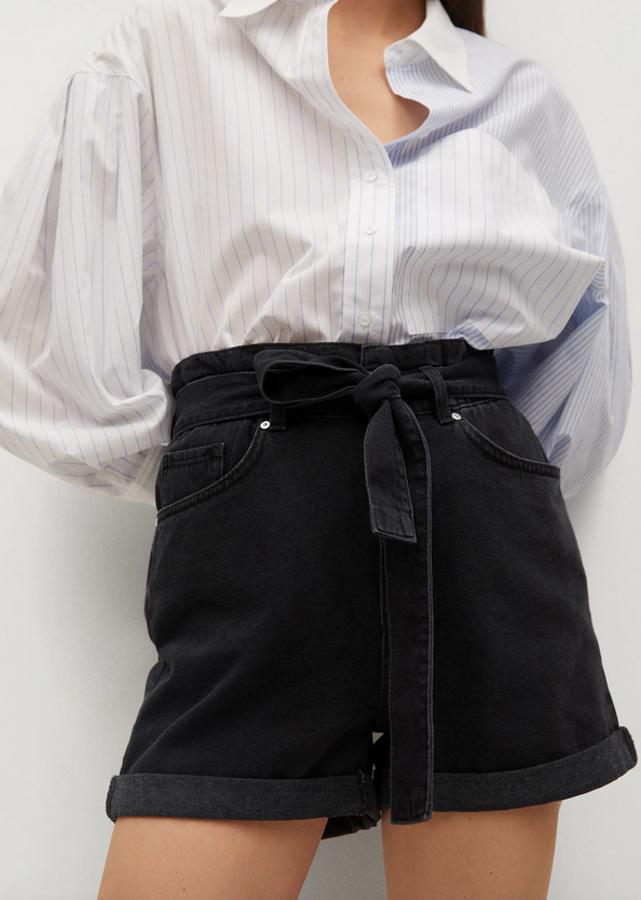 En blanco, negro o azul medio, estos shorts paperbag de diseño recto con cintura alta elástica y lazo desmontable a tono tienen el bajo acabado en vuelta. Podemos encontrarlos entre las tallas XS y XL por 25,99 euros.