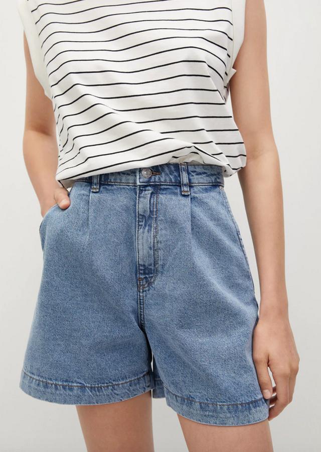 En crudo, negro y azul medio, estos short de diseño slouchy corto, tiro alto y detalle de pinzas en el frontal cuestan 19,99 euros y están disponibles entre las tallas 32 y 46.